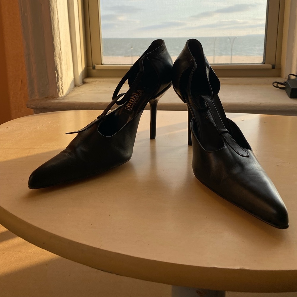 gianfranco Ferre size 9 black shoes.